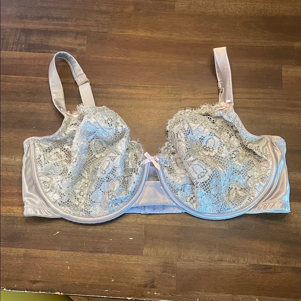 CACIQUE Sparkling silver unlined lace bra, size 40ddd
